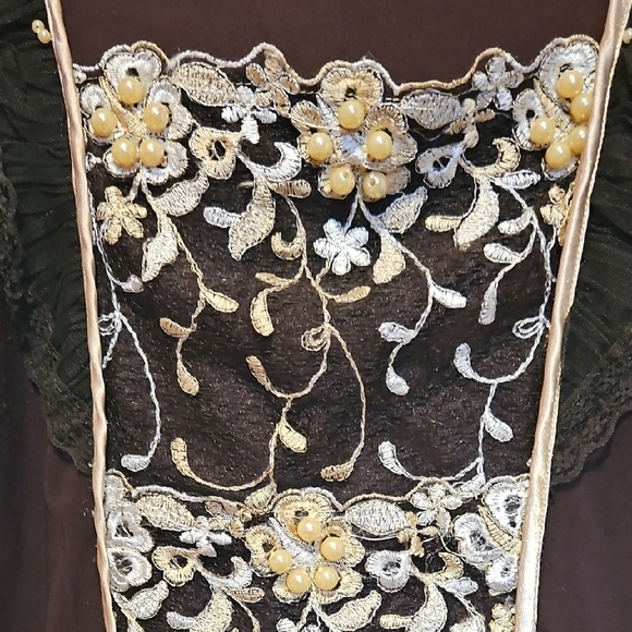 Embroidered Women's Top - Picture 3 of 4